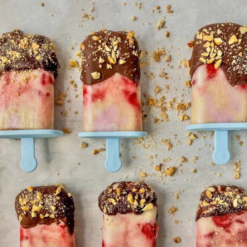 Banana split frozen yogurt pops with some chopped peanut and crushed graham crackers for garnish