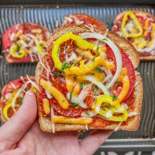 Garlic bread pizzas, an easy snack for kids or a 20-minute dinner!