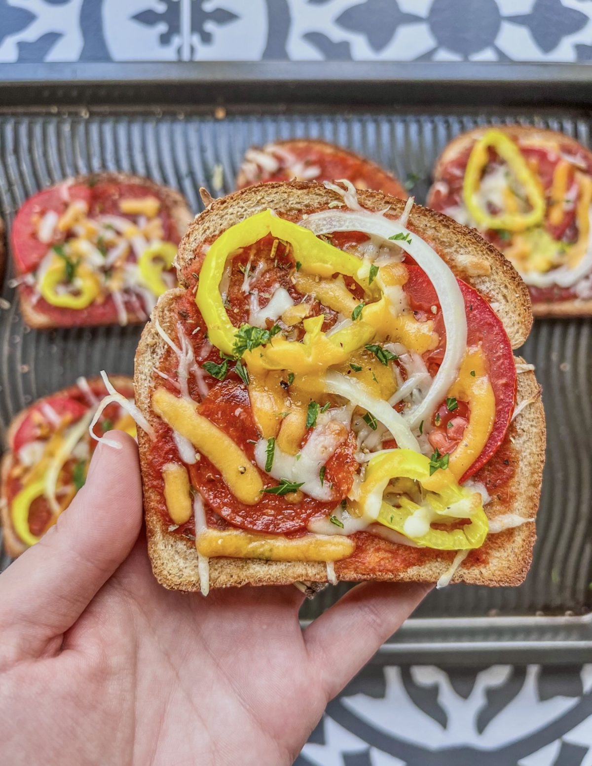 Garlic bread pizzas, an easy snack for kids or a 20-minute dinner!